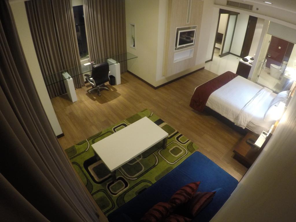 M-Regency Hotel Makassar Extérieur photo