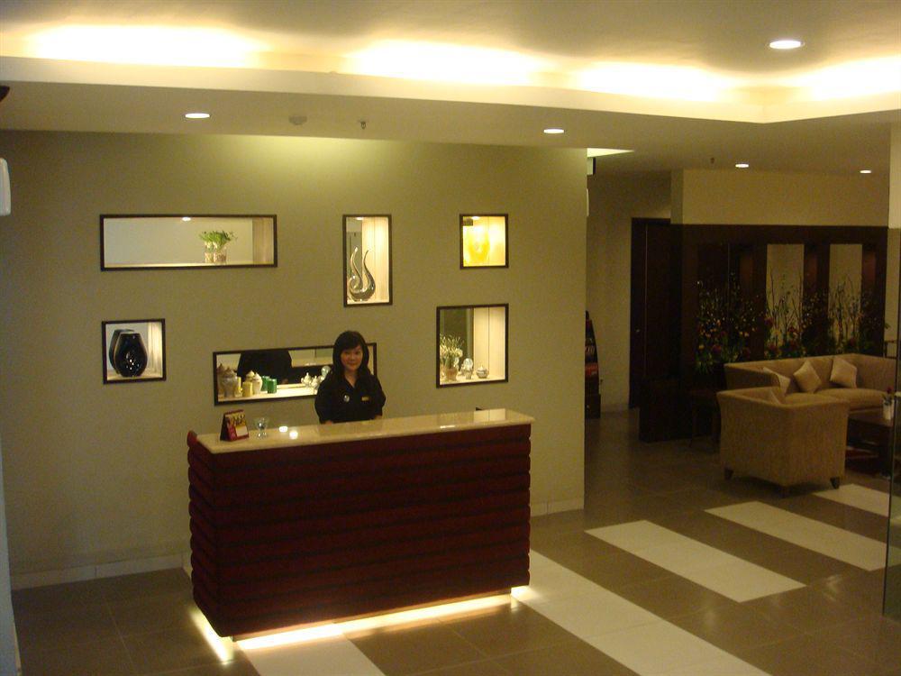 M-Regency Hotel Makassar Extérieur photo